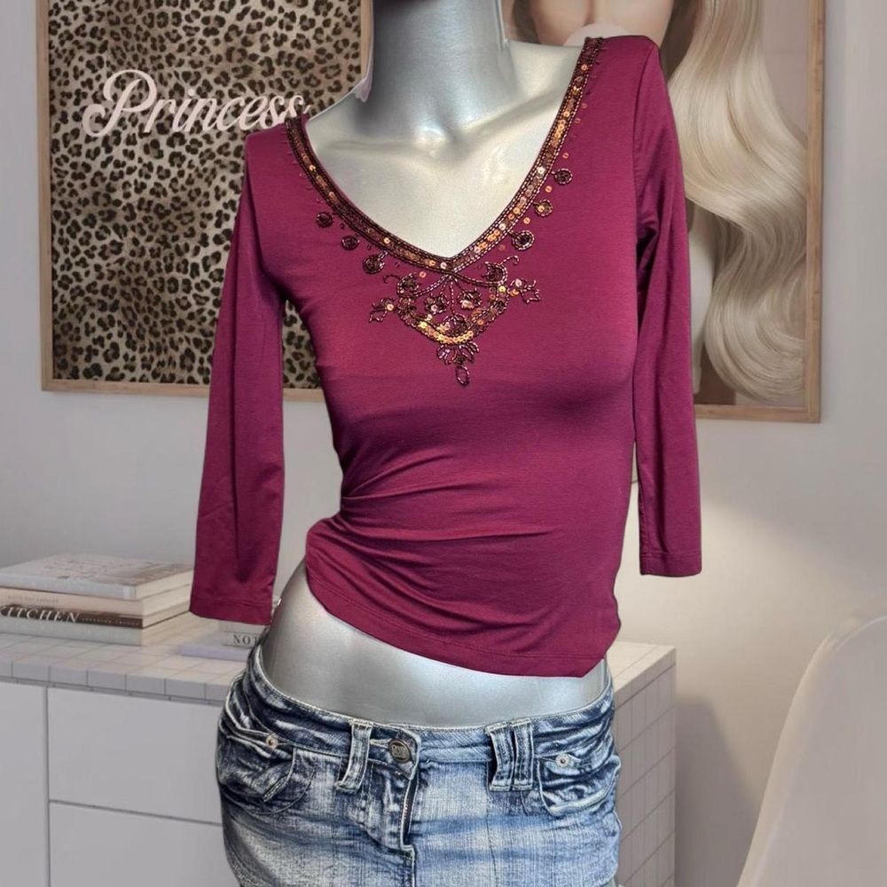 Smart Set Magenta Embellished V‑Neck Long Sleeve Tee